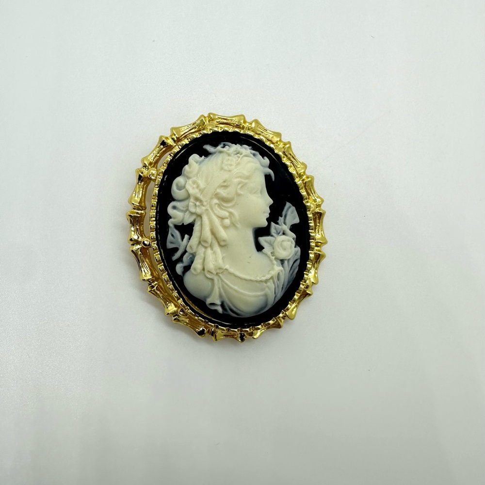 Vintage Convertible Cameo Brooch / Pendant – Black White Gold Tone 2” - Picture 3 of 8